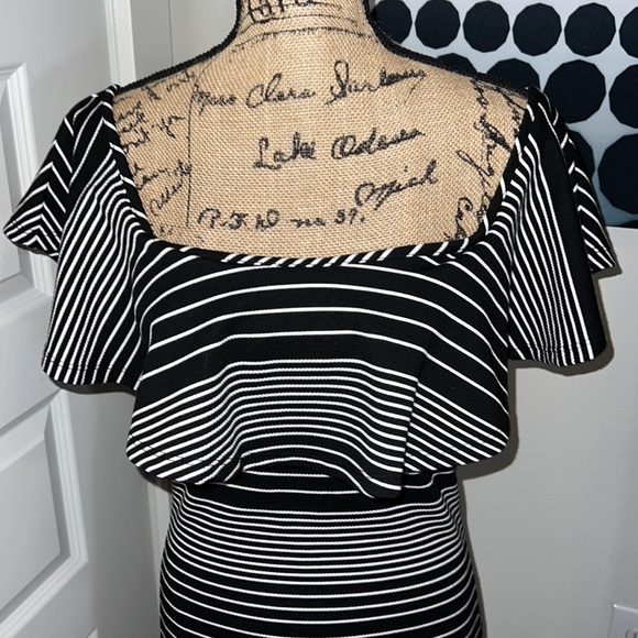 Romeo & Juliet Couture Dress Size Medium - Picture 3 of 5